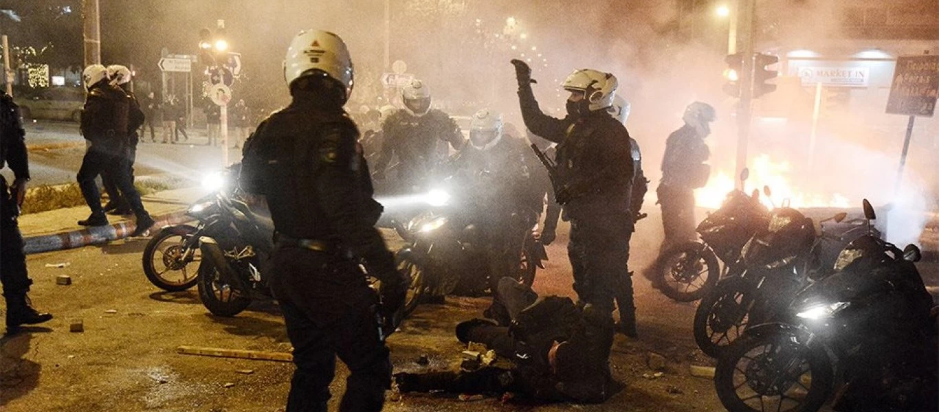 Νέα Σμύρνη: Η στιγμή του τραυματισμού αστυνομικού από διαδηλωτές (βίντεο)